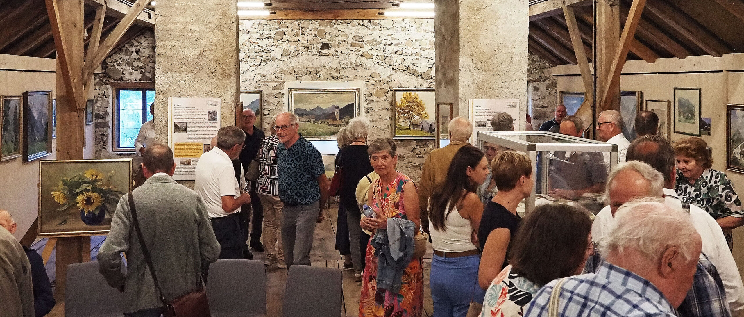 20260904 ZUNFTMUSEUM BICHLBACH 05 GESAMTBILD BEI DER VERNISSAGE Foto Robert Pacher